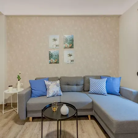 Stylish & Bright In The Centre Apartment