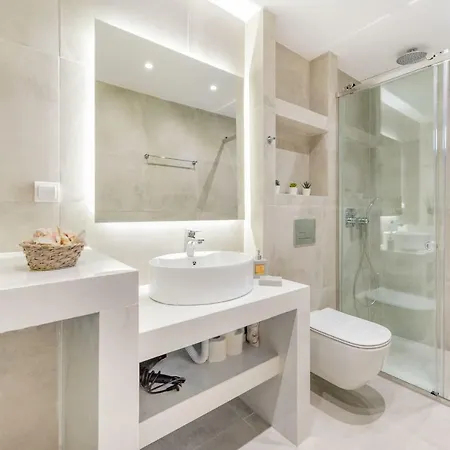 Stylish & Bright In The Centre Apartment