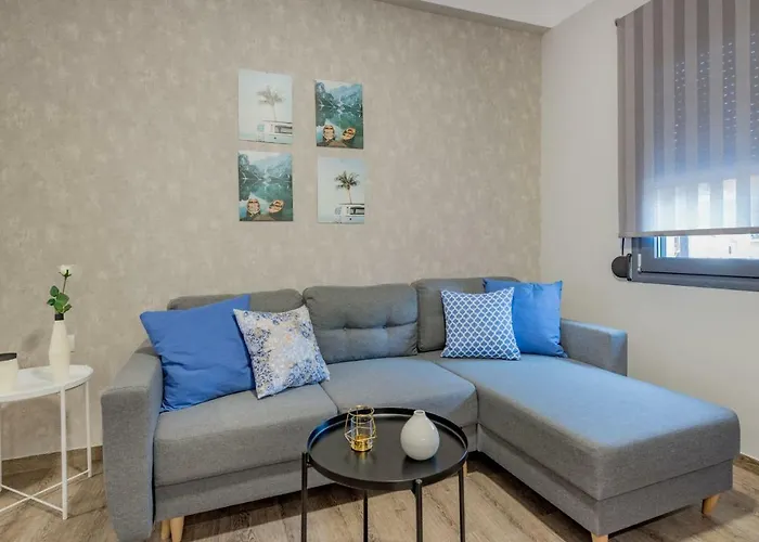 Stylish & Bright In The Centre Apartment