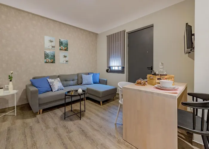 Stylish & Bright In The Centre Apartment